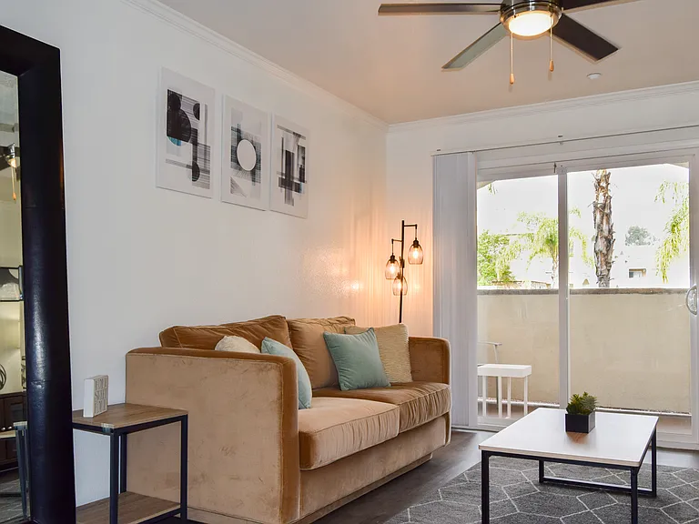 La Pacifica Apartments — Photo 2