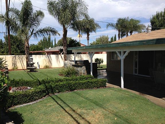 Back Yard with built in BBQ and Fire pit