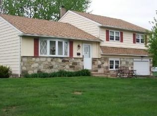 552 Penrose Ln, Warminster, PA 18974