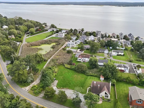 501 Peconic Bay Blvd, Riverhead, NY 11901