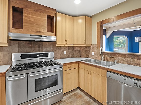 5th image of 3007 S Detroit Ave