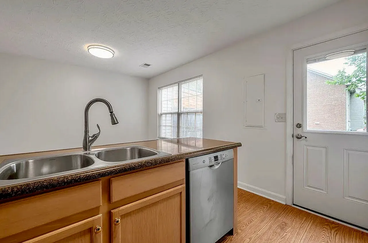 2 bed, 2.5 bath, 1240 sqft, $1,700 — Photo 4