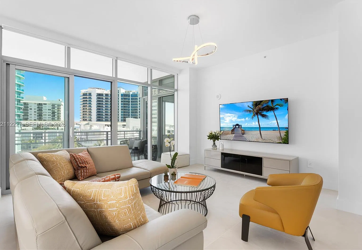 Gorlin At Aqua Condo — Photo 3