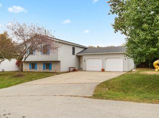 811 Teepee Ct, Heyworth, IL 61745