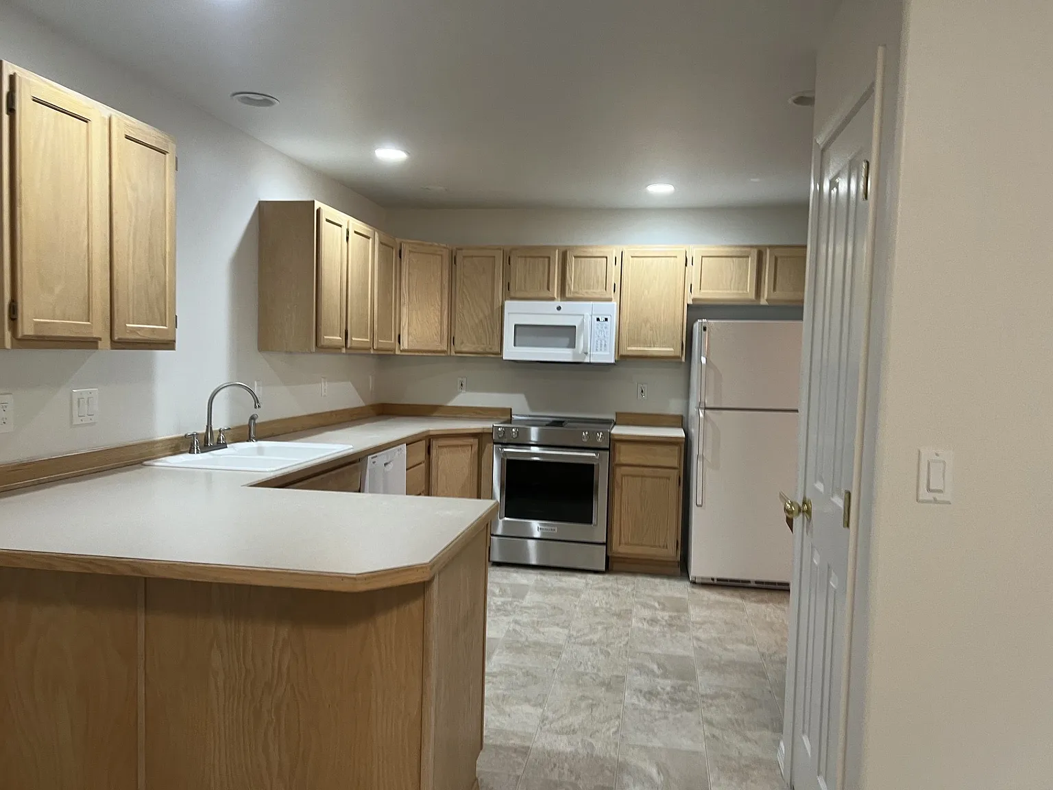 3 bed, 2.5 bath, 1600 sqft, $1,700 — Photo 4