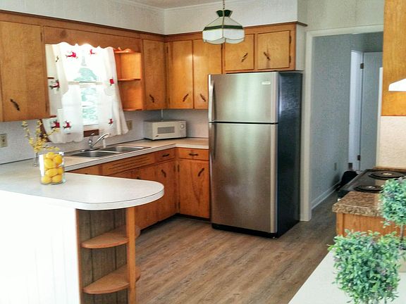 New stainless appliances & new flooring