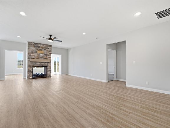 5th image of 4084 Peterborough Rd