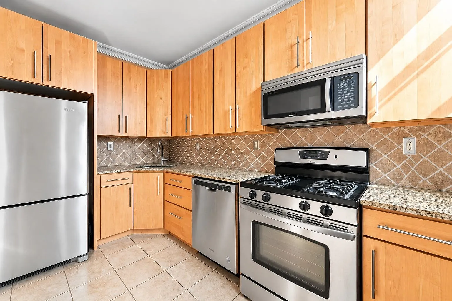 3 bed, 1.0 bath, $4,200 — Photo 2