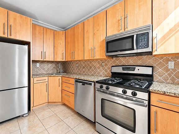 2nd image of 254 1st St APT 4