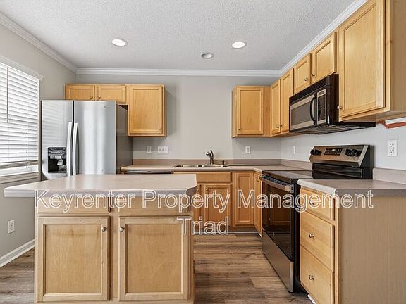 3rd image of 94 Tannenbaum Cir