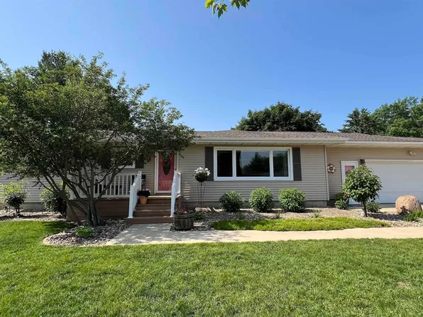 1019 E Sunrise St, New Hampton, IA 50659