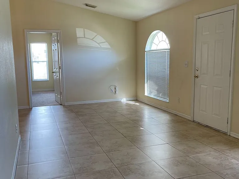 419 SW Meadow Ter — Photo 2