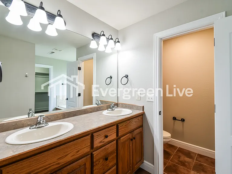 557 N Fox Meadows Ln — Photo 11