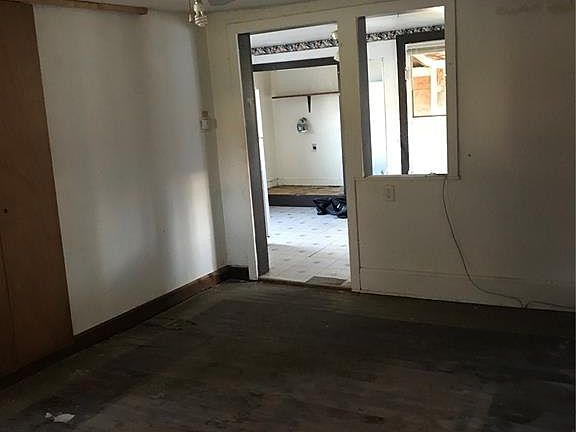 5th image of 209 W Jones St