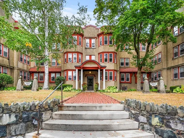 585 Franklin St APT 3, Melrose, MA 02176