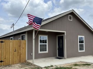 802 E 6th St, Nixon, TX 78140
