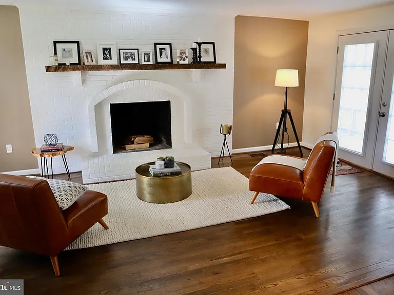 15826 Anamosa Dr — Photo 2