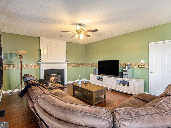 4th image of 2054 Dartmoth Way