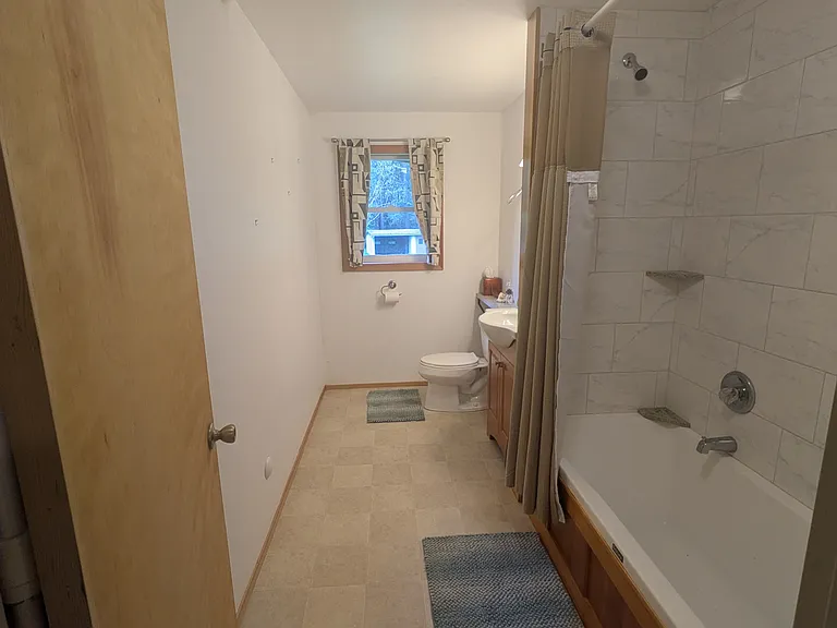 2421 Hastings Ave W — Photo 16