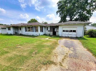 835 W 5th St, Flora, IL 62839