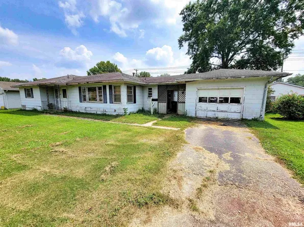 835 W 5th St, Flora, IL 62839