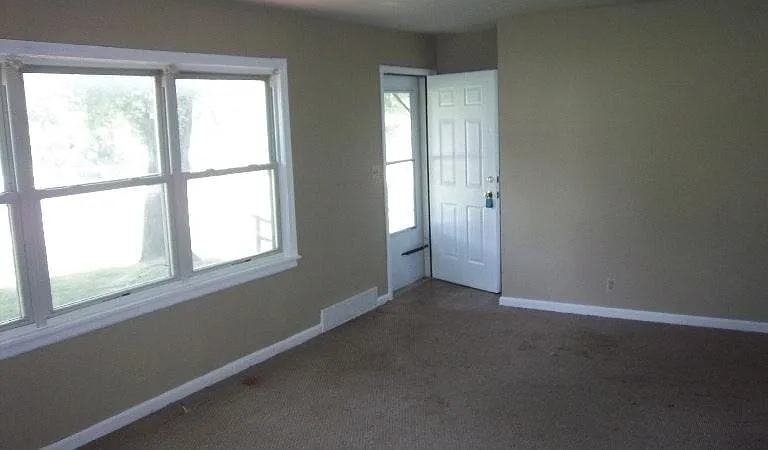 6608 NW Prairie View Rd — Photo 4