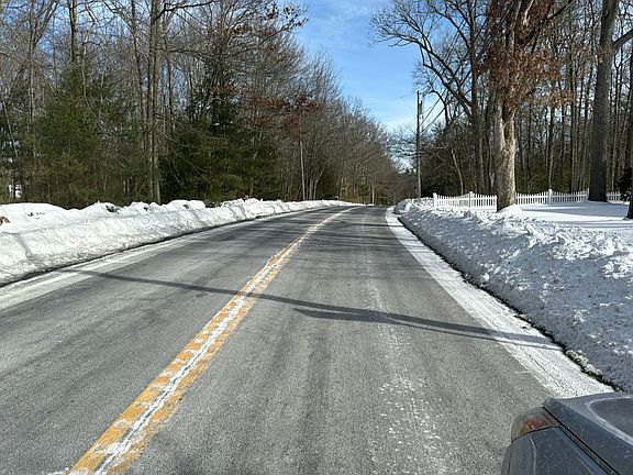 4th image of 900 Snake Hill Rd