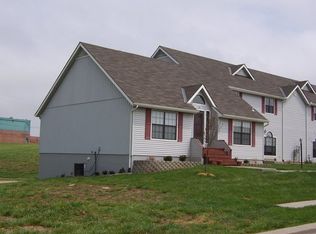 136 Stonebridge Ln, Smithville, MO 64089
