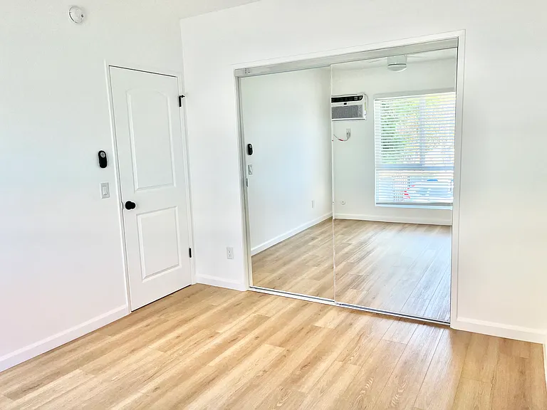 1401 Douglas St #13 — Photo 22