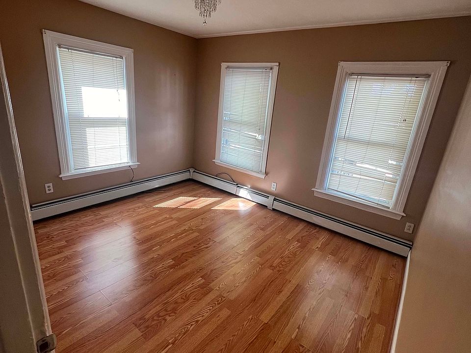 1st image of 72 Moore St Floor 2