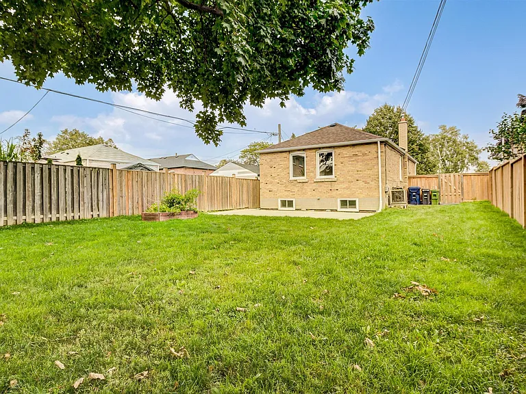 33 Mendip Cres — Photo 4