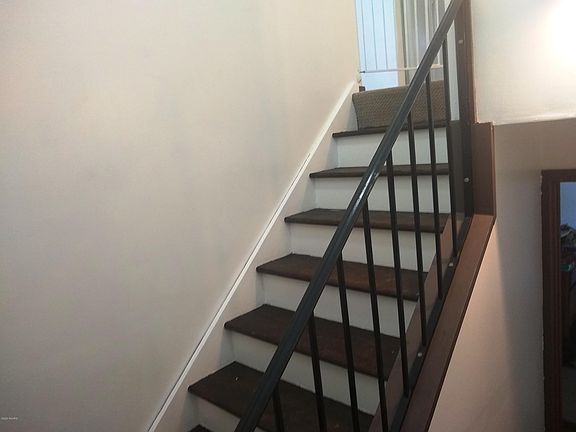 5th image of 129 N Lincoln St