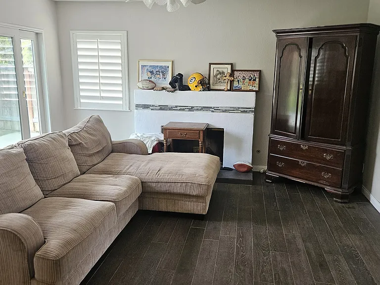 Family room with Ethan Allen Armour. Hope your not a BEARS Fan. Owner played for Packers and that his helmet. He usually coaches July to January.