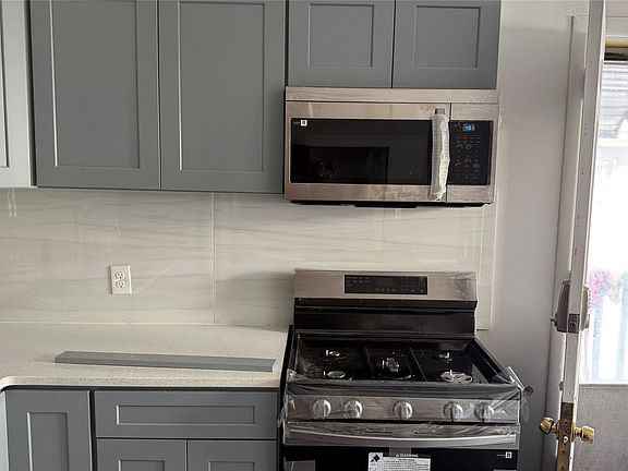 4th image of 210 Clinton St