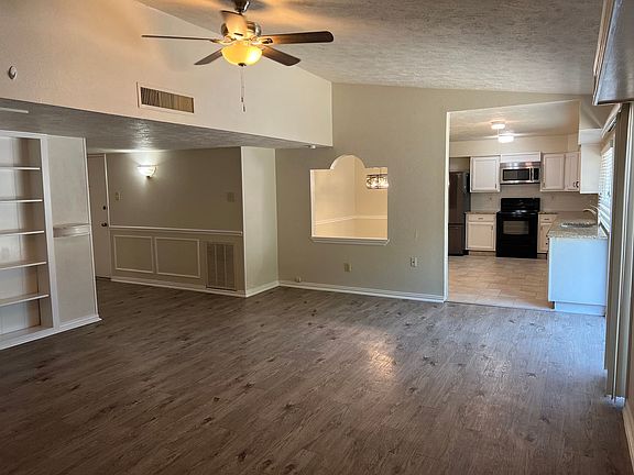 3rd image of 909 Forest Glen Dr