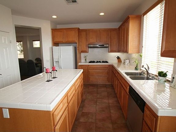 Huge, bright Kitchen