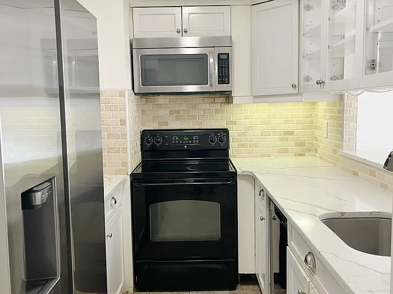 88 Cuttermill Rd — Photo 6