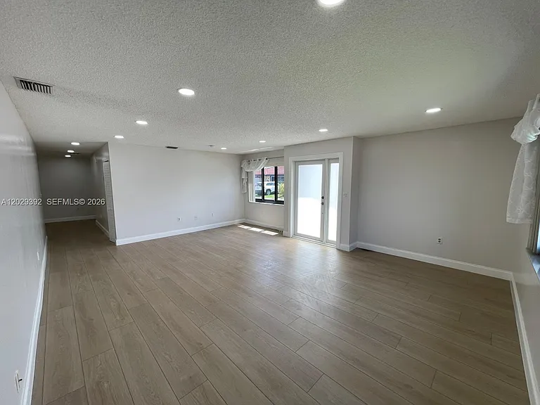 1727 SW 136th Pl — Photo 3