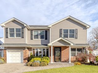 1079 Little Whaleneck Rd, Merrick, NY 11566