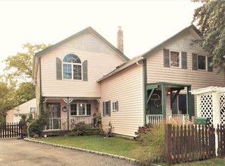 22 Dale Dr, Oakdale, NY 11769