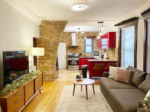 4th image of 124 Jewett Ave #1