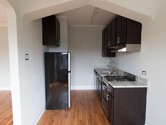 2nd image of 4737 N Hermitage Ave #D604