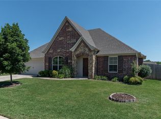 3715 W Mountain View Dr, Fayetteville, AR 72704
