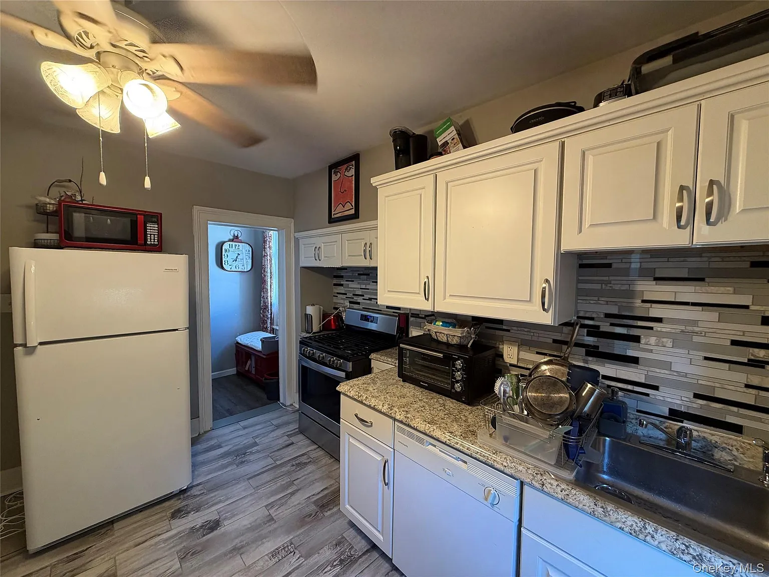 2 bed, 1.0 bath, 1100 sqft, $2,035 — Photo 2