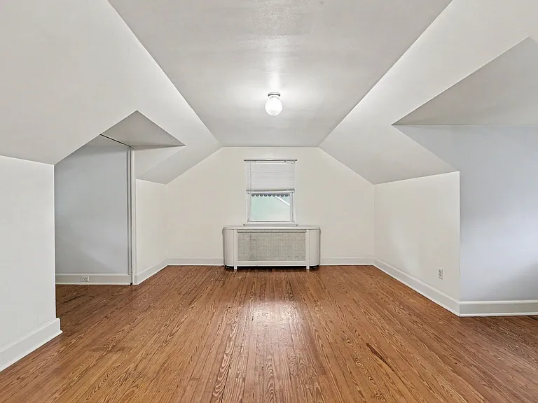 125 W Governor Rd — Photo 14