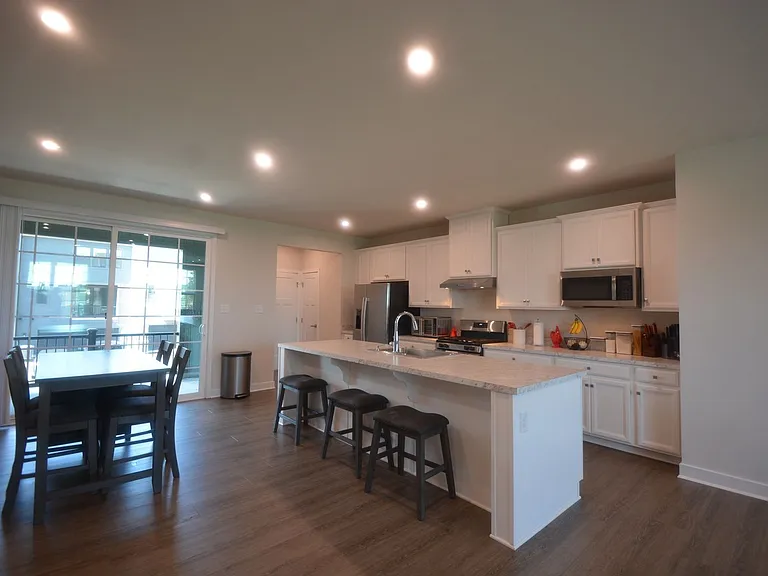 323 E Cochran St — Photo 4