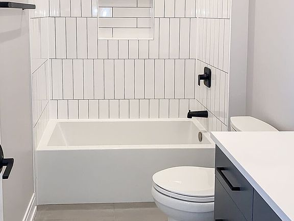 5th image of 1052 W Cornelia Ave #302