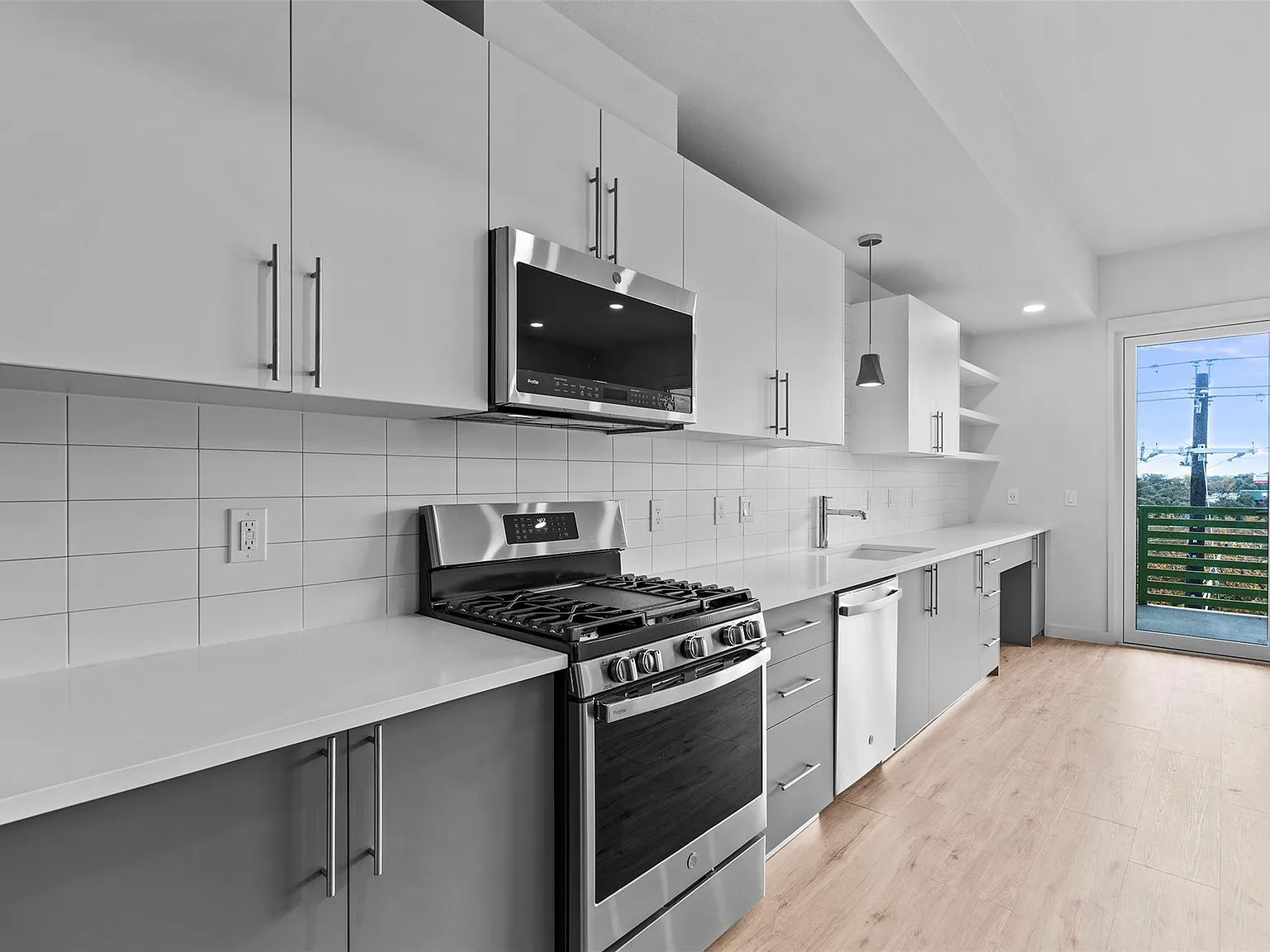 1 bed, 1.0 bath, 675 sqft, $1,800 — Photo 2