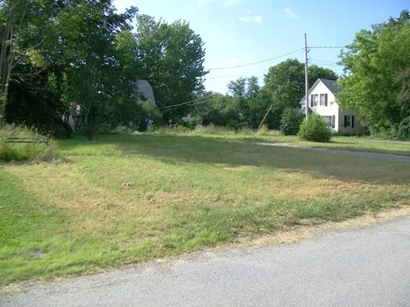 4 Porter St, Lincoln, ME 04457