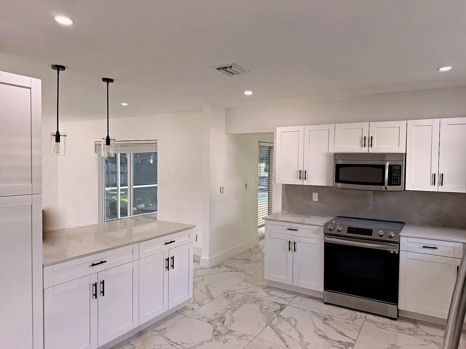 3 bed, 1976 sqft, $4,699 — Photo 2